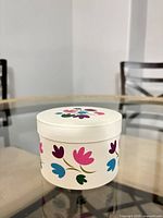 Powder box with lid floral pattern
