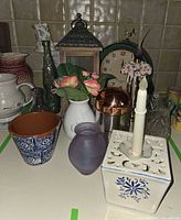 Overall view of assorted decorative items