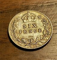 Reverse of 1909 sixpence showing crown, wreath, date