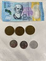 Front of 2,000 colones note with coins arrayed