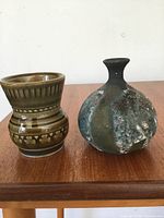 Front view of both vases on table
