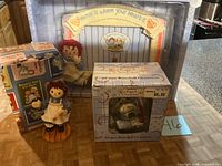 Lot overview: frame in box, figurine, ornament in box