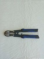 Bolt cutter fully closed, side view
