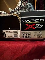 Box end showing Bauer Vapor 2.7 label with youth size 10.5 and width D