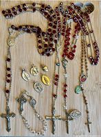 Overview of rosary necklaces, bracelet, chaplet and pendants