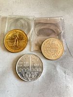 Overview of the three commemorative pieces in plastic flips