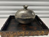 Vase centered on wooden tray, showing size relation and textures