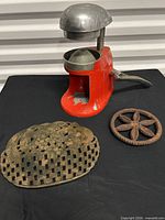 Juicer and both trivets together