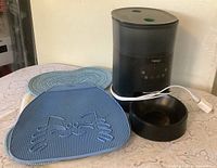 Overall view of Petigo feeder with mats and bowl