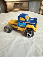 Left front view showing overall design, colours and decals