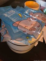 Cooling patch packets stacked on top of closed food container