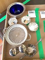 Overview of all silver and glass pieces in lot