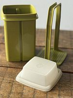 All components separated: container, lid, strainer