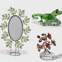 Group image showing picture frame, bonsai tree and gecko figurines