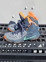 Lateral view showing both shoes, colourway, upper material, teal swoosh