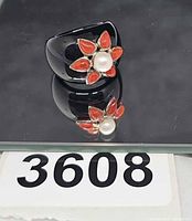 Front view of black onyx ring with flower inlay