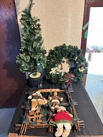 Entire lot showing tree, wreath and Noël arrangement