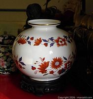 Full view of bulbous Spode vase on stand