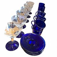 Full set showing coupes, mugs stacked, and saucers