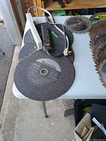 Makita cutoff discs with power bar visible