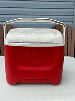 Front view showing Igloo logo, red body, white lid, carry handle