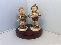 Both figurines on round stand