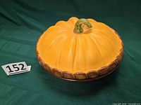Pumpkin-shaped lidded pie dish overall view