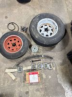 Lot overview with wheels, leaf spring, hardware and accessories