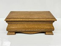 closed view of oak keepsake box showing grain and shape