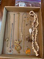 Overview of entire jewellery lot in box