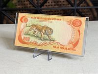 Front view of Vietnamese 500 đồng banknote in sleeve on stand