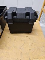 Single battery case with lid, frontal view