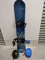 Front view of snowboard with bindings attached