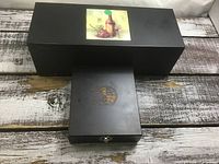 Closed presentation box and accessory box