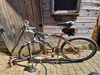 Full view of Devinci Saguaro bike with Topeak floor pump and Schwinn lock visible