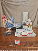 Overview of rooster, aluminum bowl, knife set, ceramic items
