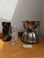 Crachoir, glass, packaging together