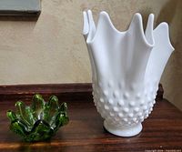Lot overview showing both vase and ashtray on wood surface