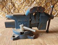 Side view showing Hecsharp branding, model number and swivel base