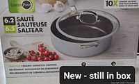 Front of retail box showing pan, lid, capacity 6.2 L / 6.5 QT and branding