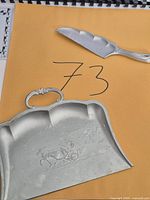 Front of tray and scoop showing design and handle details