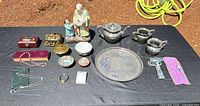 Full lot overview on black table showing all items