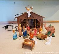 Full set showing stable, figures, animals, cord