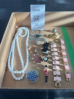 Overall view of all jewellery pieces in lot