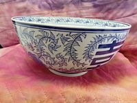 Side view showing floral pattern and Chinese character