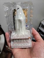 Mini trophy in clear blister pack, white sculpted form on base