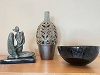 Lot overview: resin figure, ceramic vase, art glass bowl