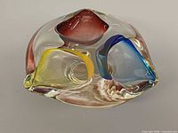 Top view showing tri-colour wells and free-form rim