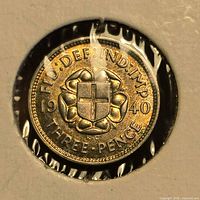 Reverse of 1940 silver three pence coin showing Tudor rose design and date