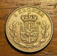 Reverse of 1966 5 Kroner coin showing crowned arms and date